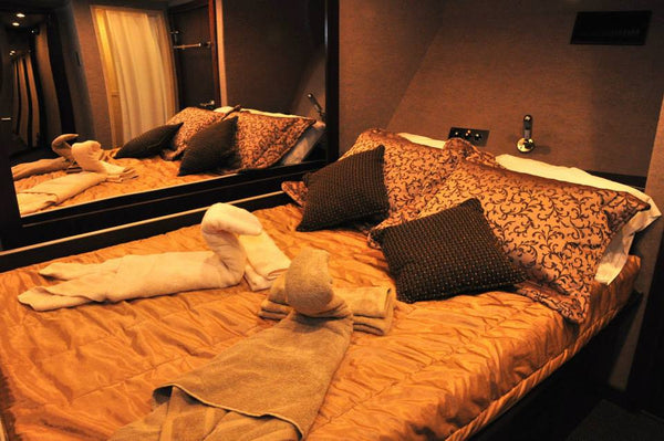 120 ft Roatan Yacht Charter- 4 Hrs Snorkel, Fish and Party