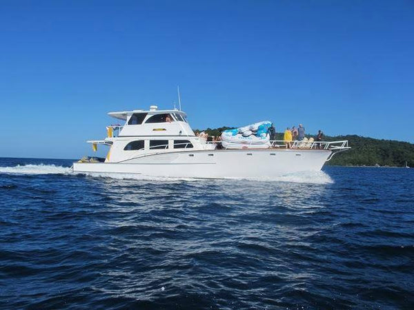 Roatan Private Yacht Charter- 4 Hrs to Snorkel, Jet Ski, Party